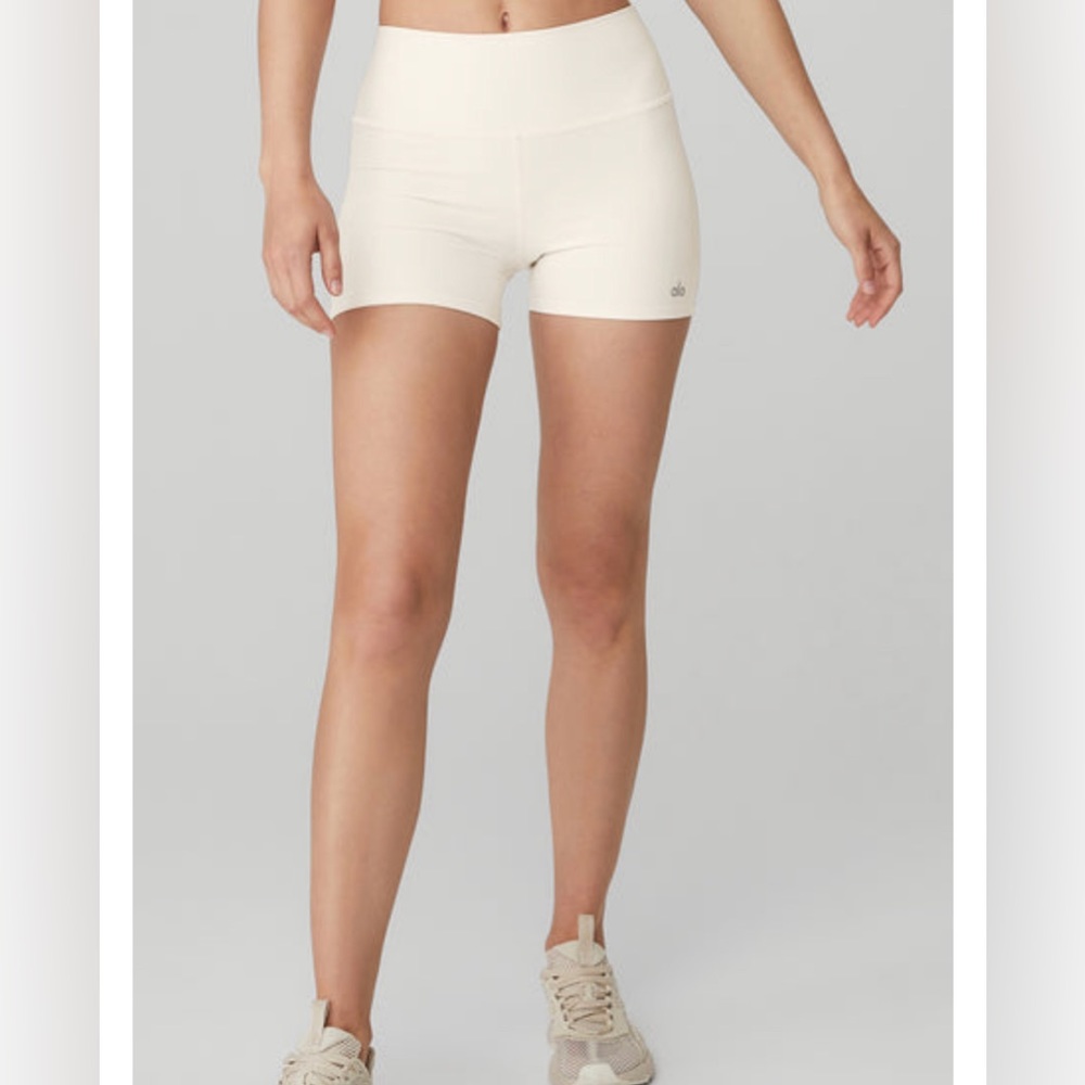ALO Yoga 3” airlift high rise shorts- ivory- small